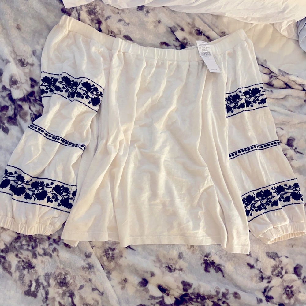 Off the shoulder size small AE shirt brand new